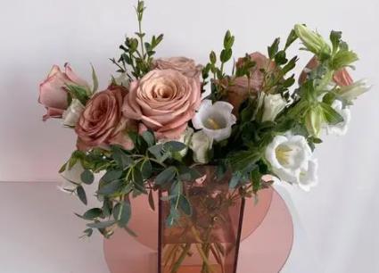 Tôi nên đặt những gì trong nước sắp xếp hoa để giữ tươi và kéo dài? Tôi nên sử dụng những gì để sắp xếp hoa sống trong một thời gian dài